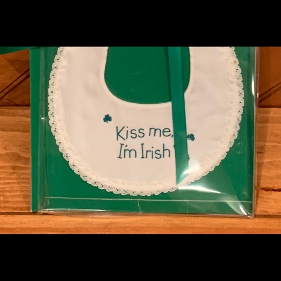 Ireland - Kiss Me I'm Irish BNWT Bib White with Green Trim - Saint Patricks Day - Picture 4 of 6